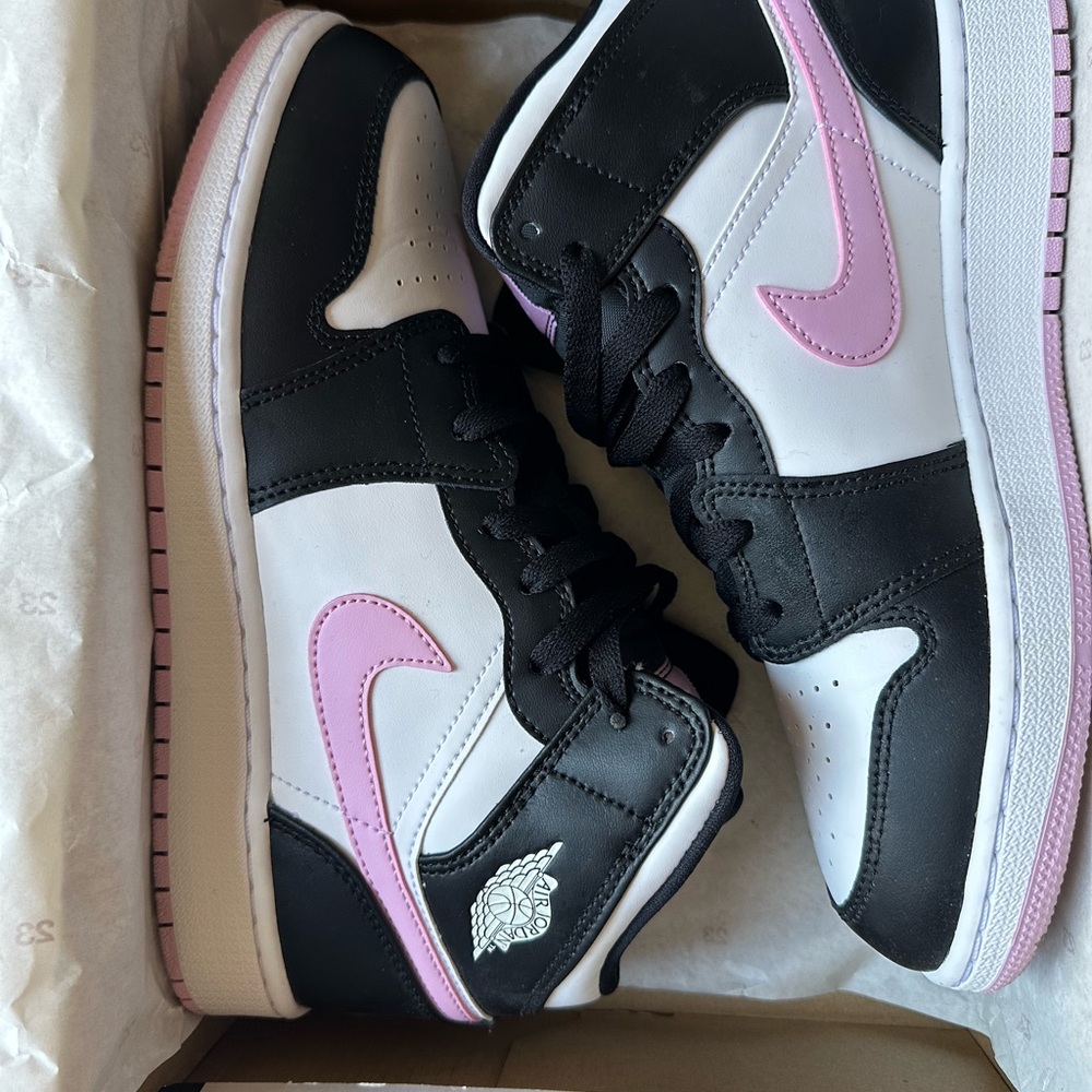 Jordan Women's Sneakers Black White Pink - Picture 5 of 9